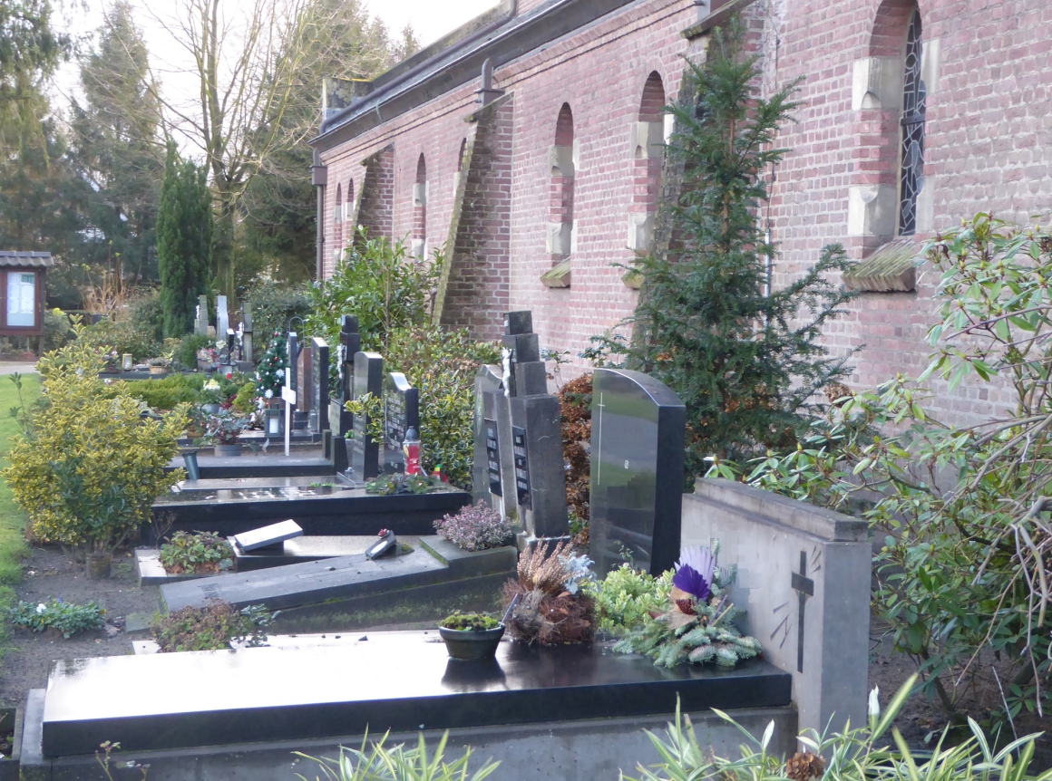 graven tegen de kerkmuur